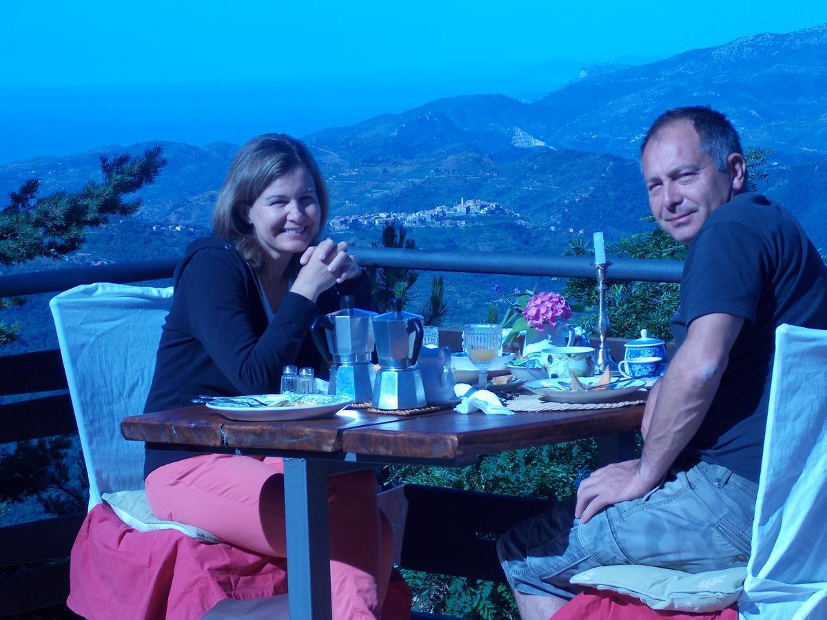 B&B Le Camelie Del Bosco Baiardo ภายนอก รูปภาพ