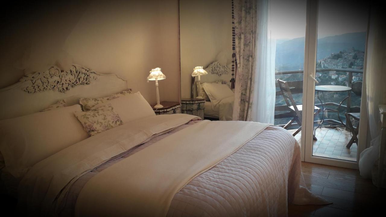 B&B Le Camelie Del Bosco Baiardo ภายนอก รูปภาพ