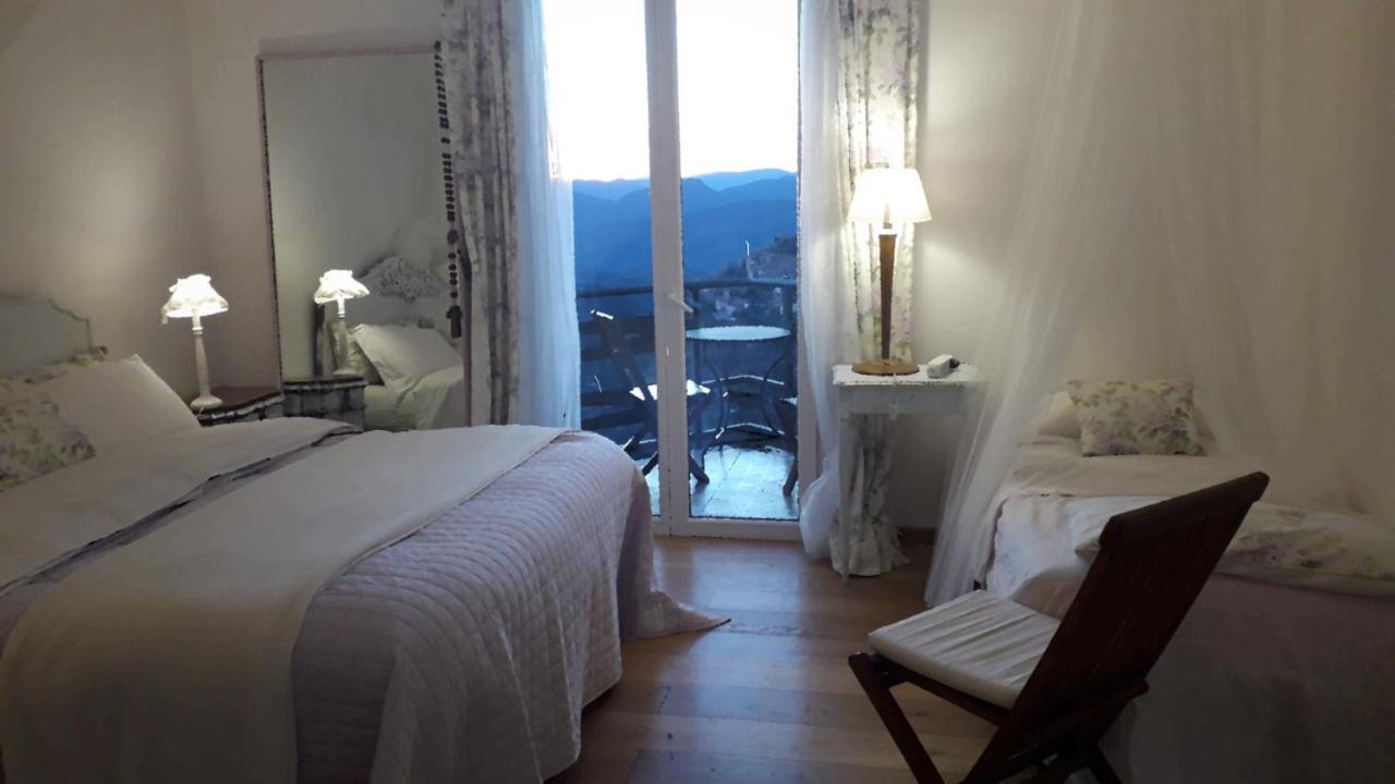 B&B Le Camelie Del Bosco Baiardo ภายนอก รูปภาพ