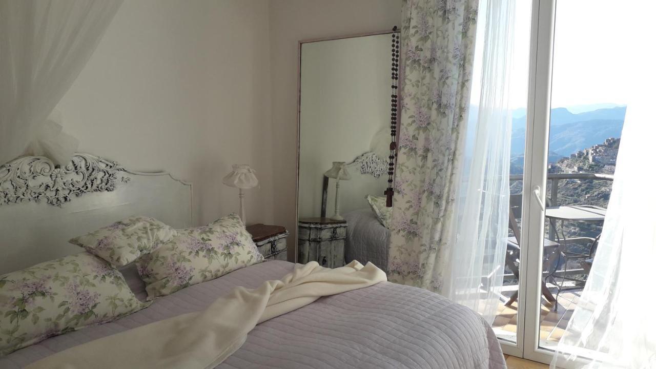 B&B Le Camelie Del Bosco Baiardo ภายนอก รูปภาพ
